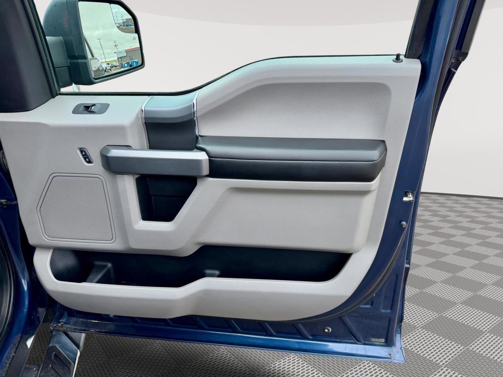 Used 2015 Ford F150 XLT w/ Equipment Group 302A Luxury image 33