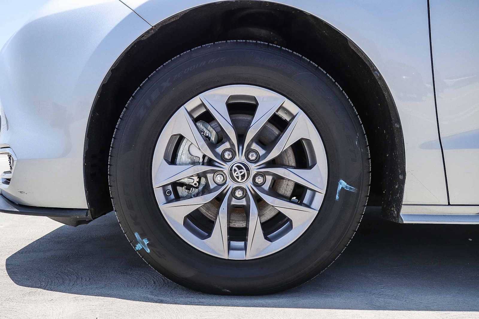 Used 2023 Toyota Sienna XLE w/ XLE Plus Package FWD image 11