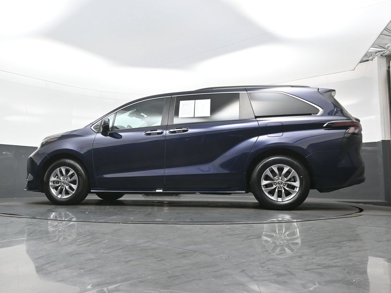 Used 2024 Toyota Sienna XLE FWD image 31
