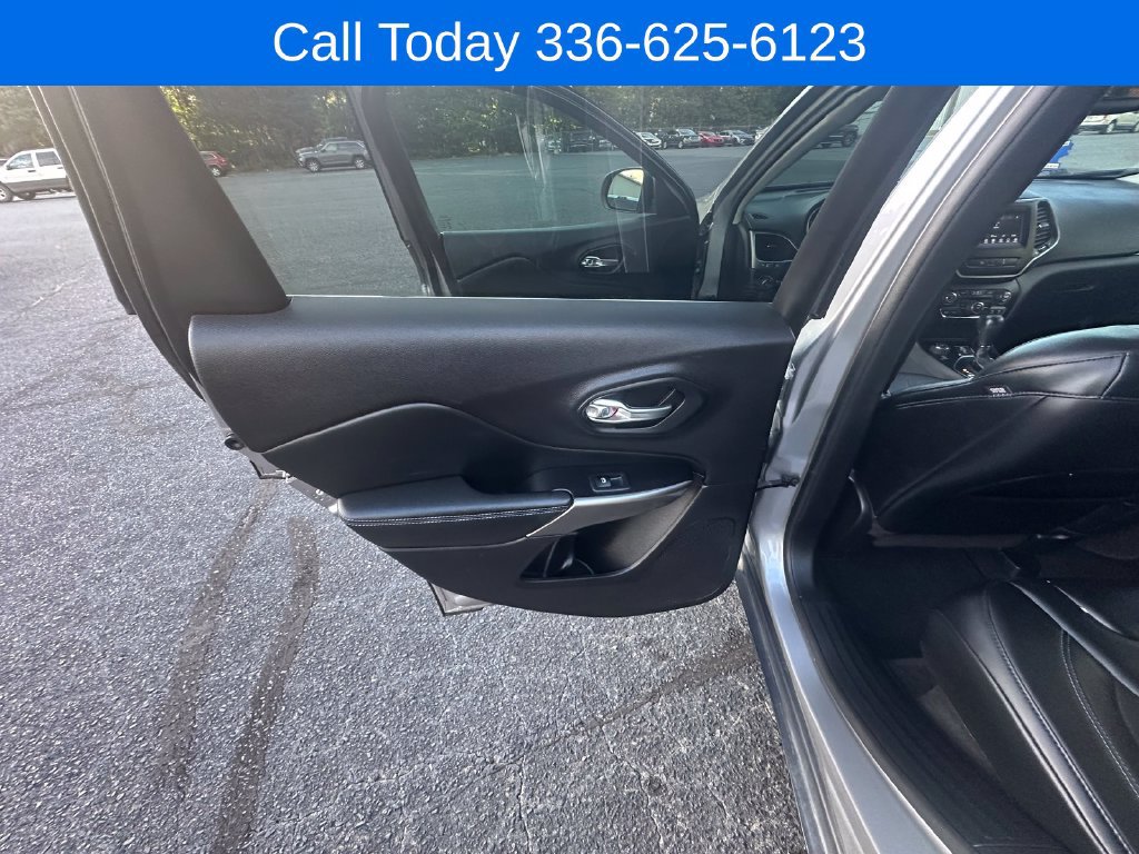 Used 2021 Jeep Cherokee Latitude Plus AWD/4WD image 16