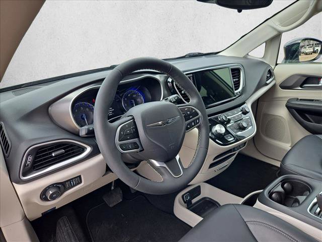 Used 2024 Chrysler Pacifica Touring-L FWD image 9