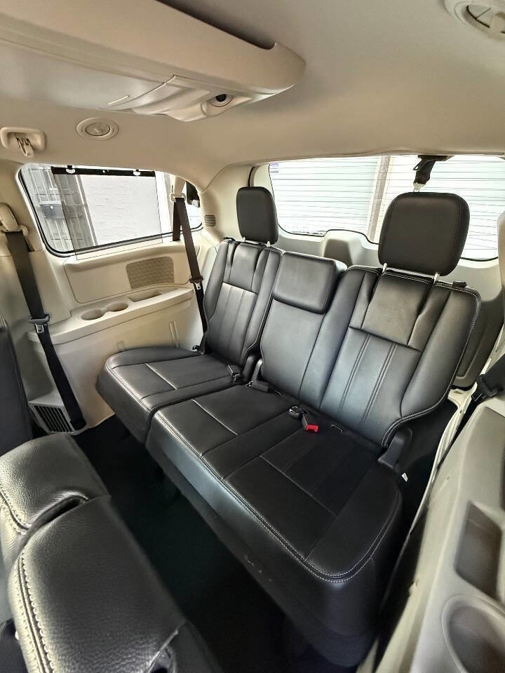 Used 2014 Chrysler Town & Country Touring FWD image 14