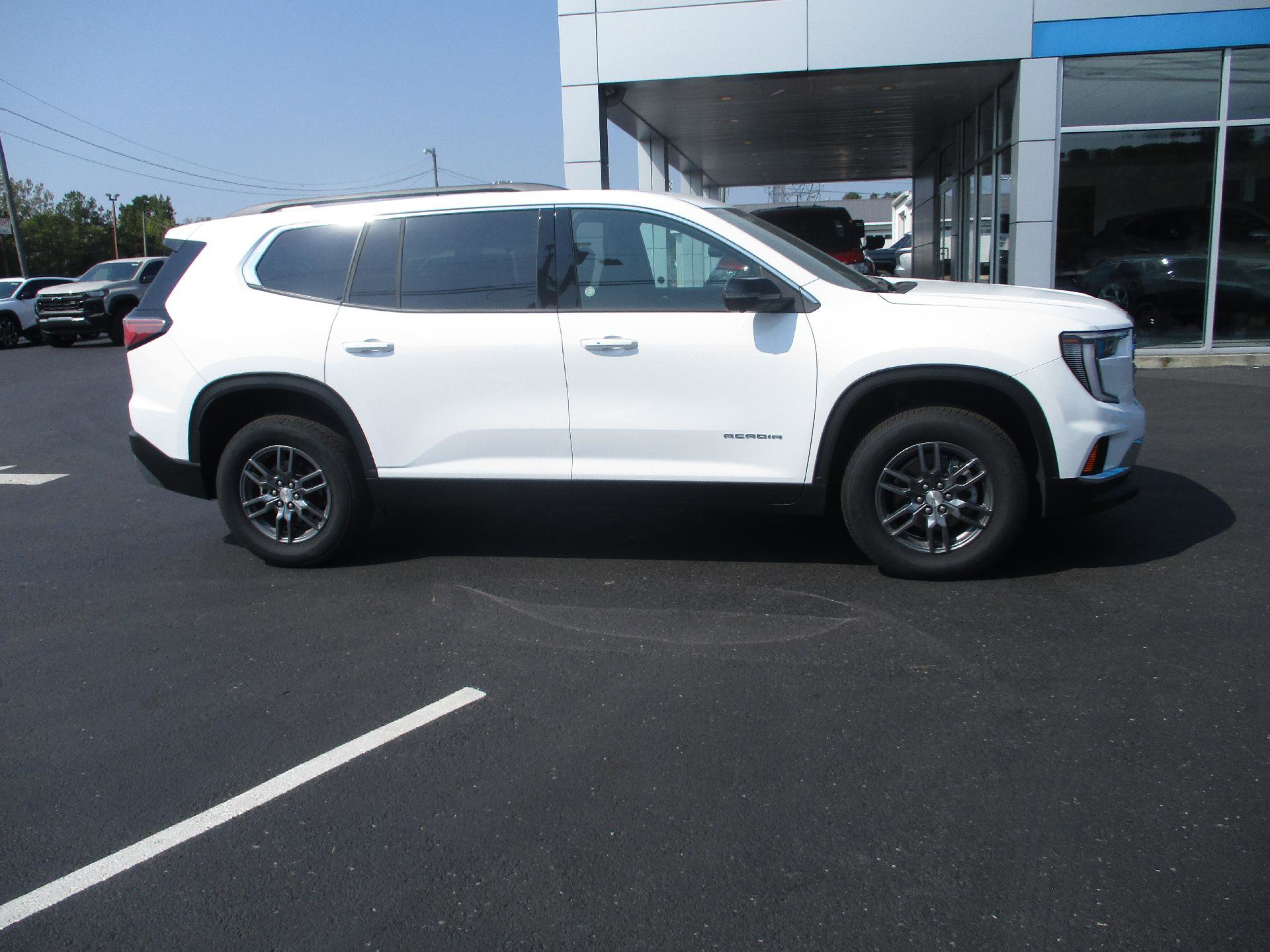 Used 2025 GMC Acadia Elevation image 1