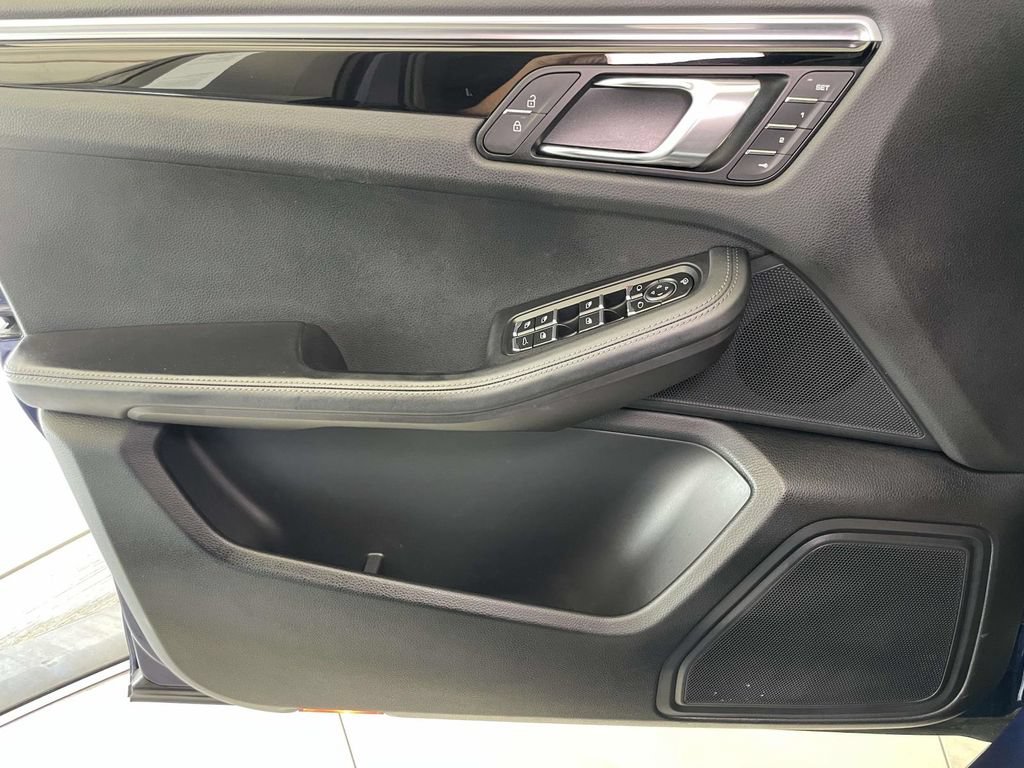 Certified 2023 Porsche Macan AWD/4WD image 36