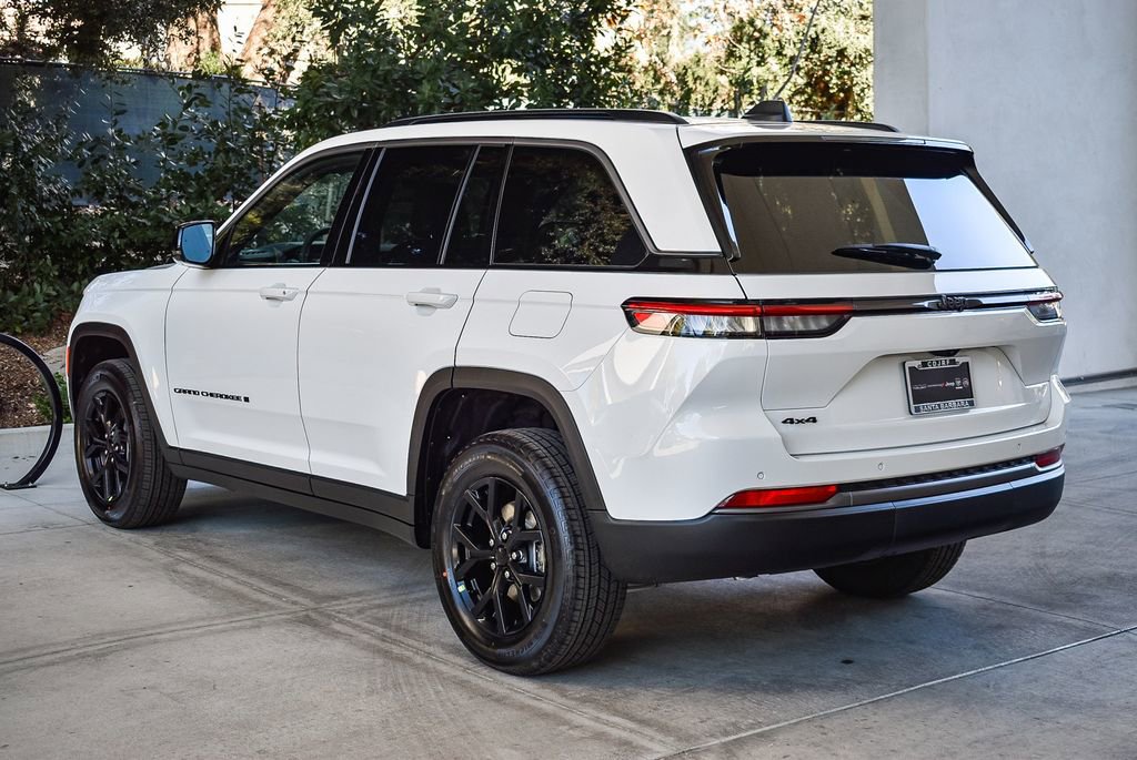 New 2026 Jeep Grand Cherokee Altitude image 4