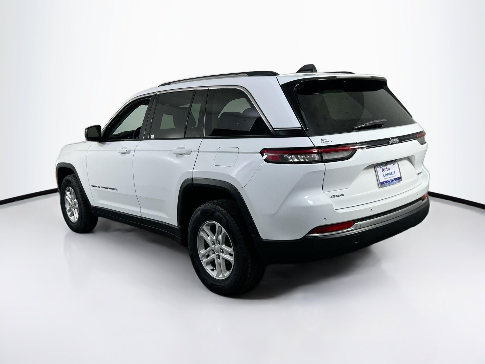 Used 2023 Jeep Grand Cherokee Laredo AWD/4WD image 7