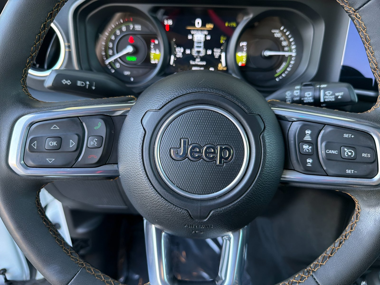 Used 2024 Jeep Wrangler Unlimited Sahara w/ Technology Group AWD/4WD image 27