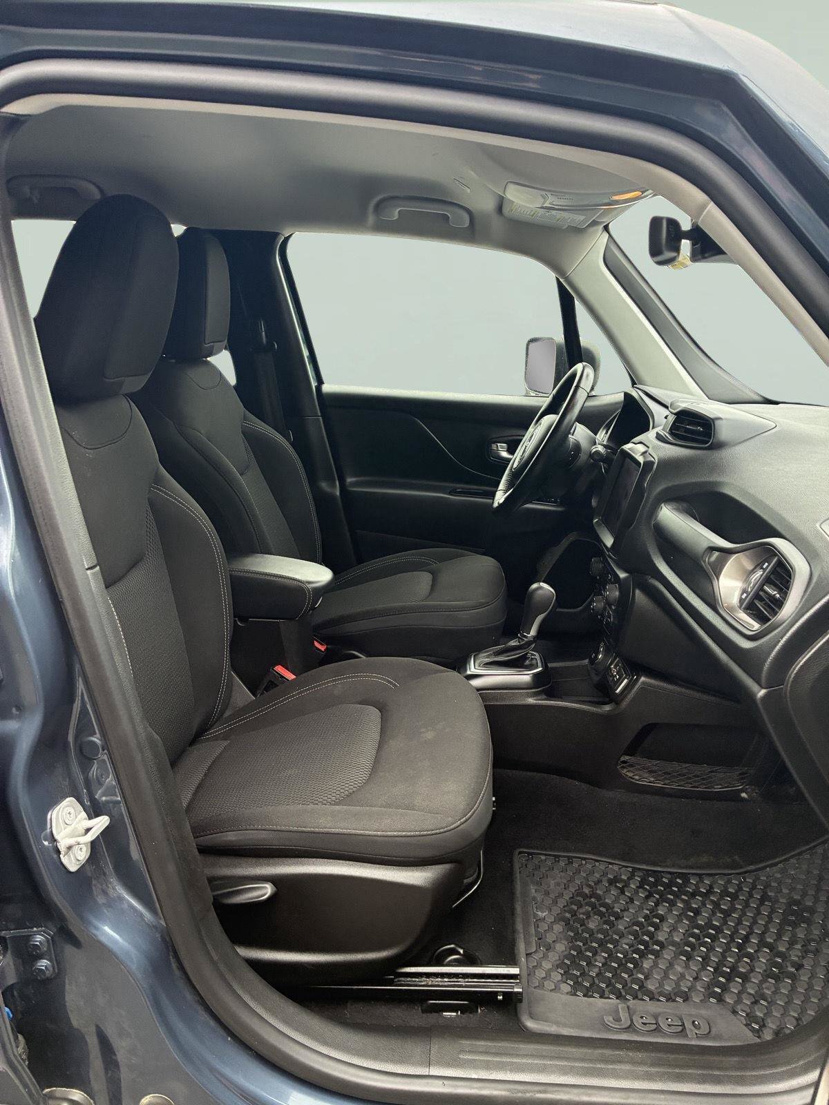 Used 2023 Jeep Renegade Latitude w/ Premium Group AWD/4WD image 12