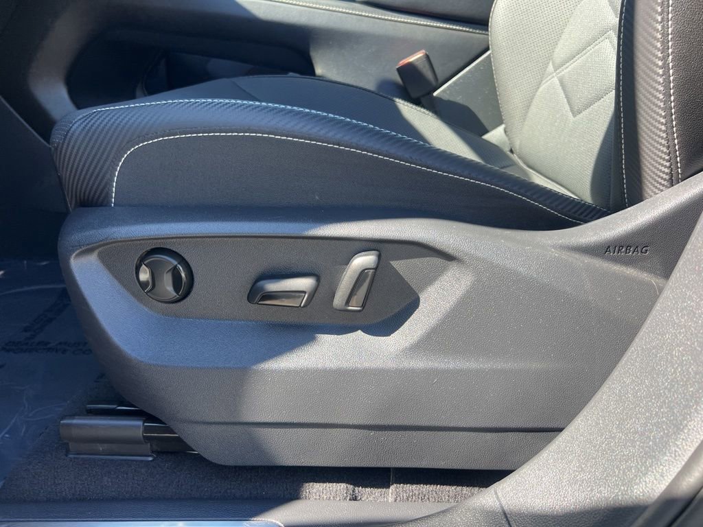 Used 2025 Volkswagen Atlas Cross Sport SE image 18