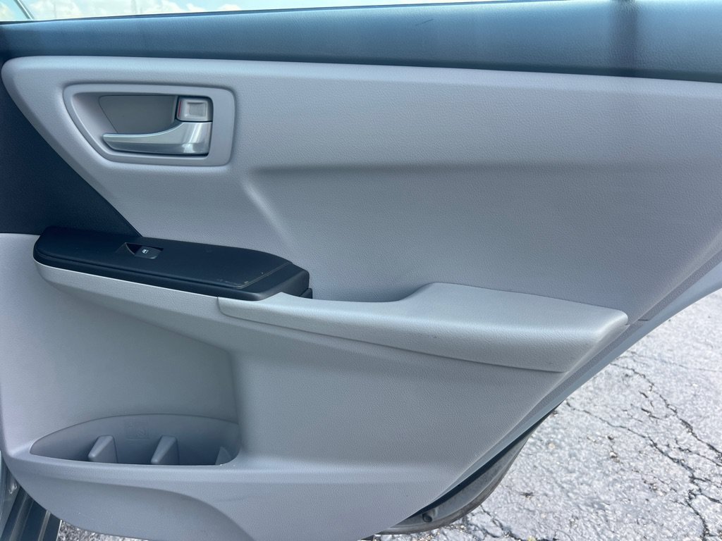 Used 2015 Toyota Camry SE FWD image 14
