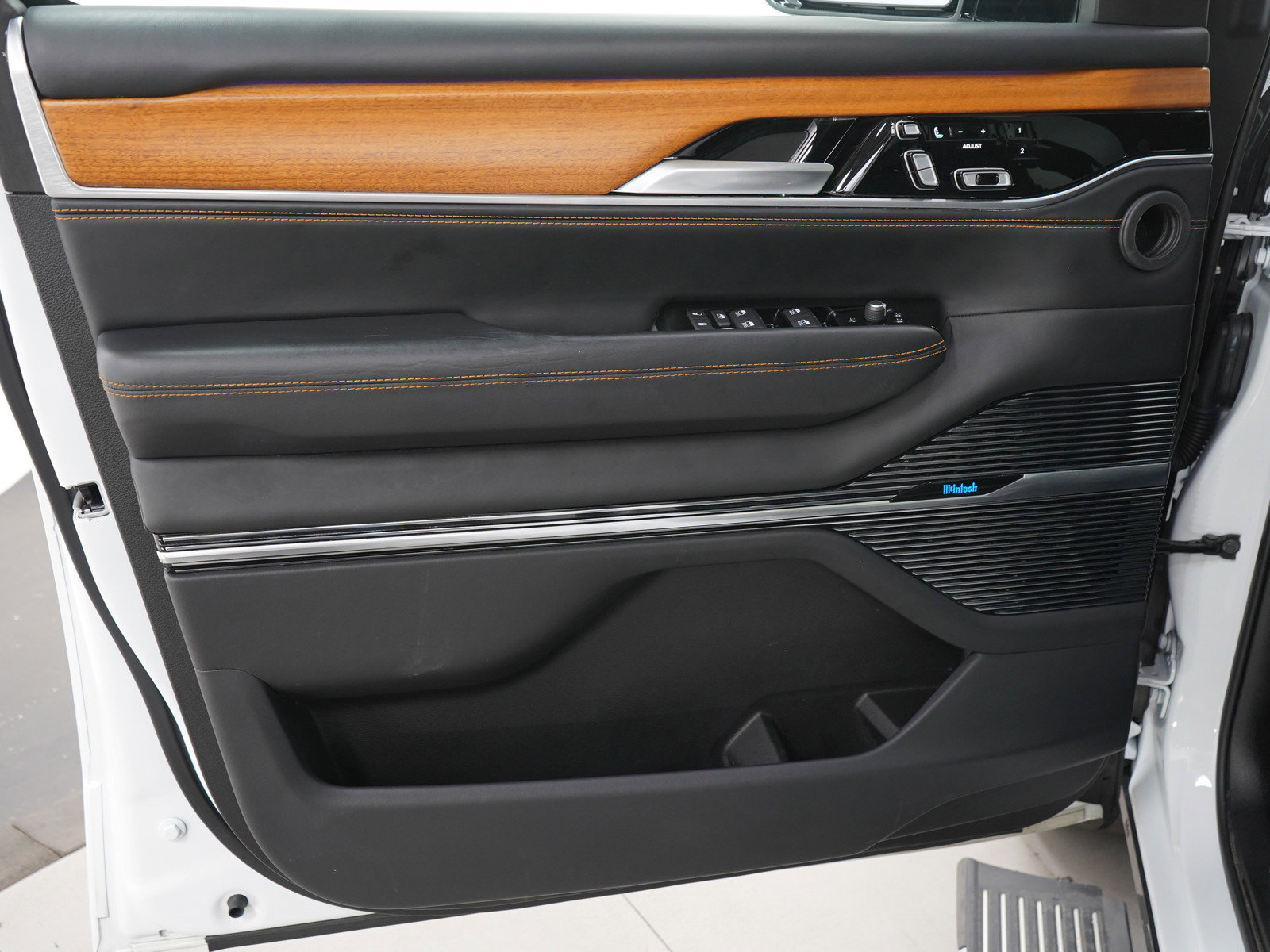 Used 2024 Jeep Grand Wagoneer L Series III image 27