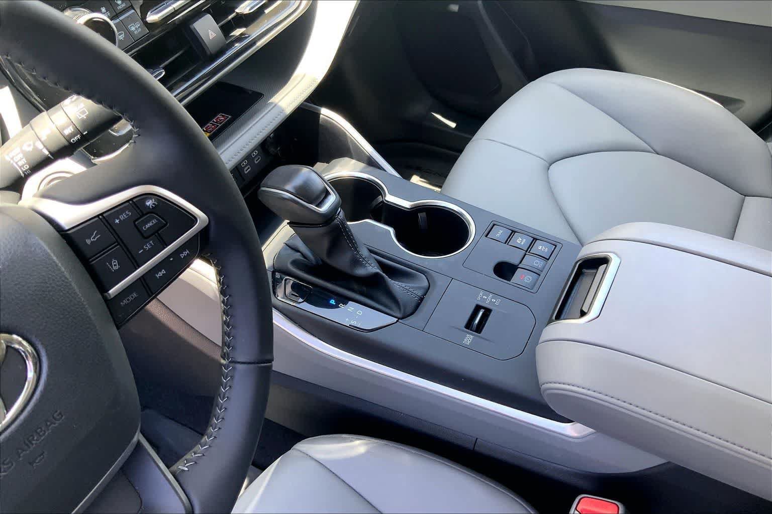 Used 2025 Toyota Highlander XLE AWD/4WD image 16