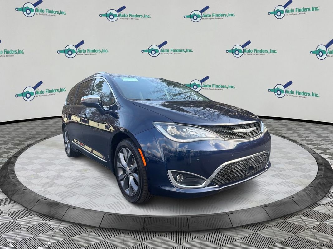 Used 2017 Chrysler Pacifica Limited w/ Advanced Safetytec Group