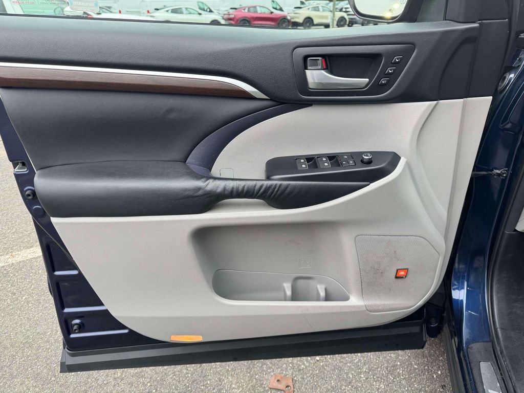 Used 2015 Toyota Highlander Limited Platinum image 18