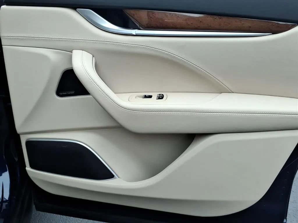 Used 2018 Maserati Levante GranLusso image 11