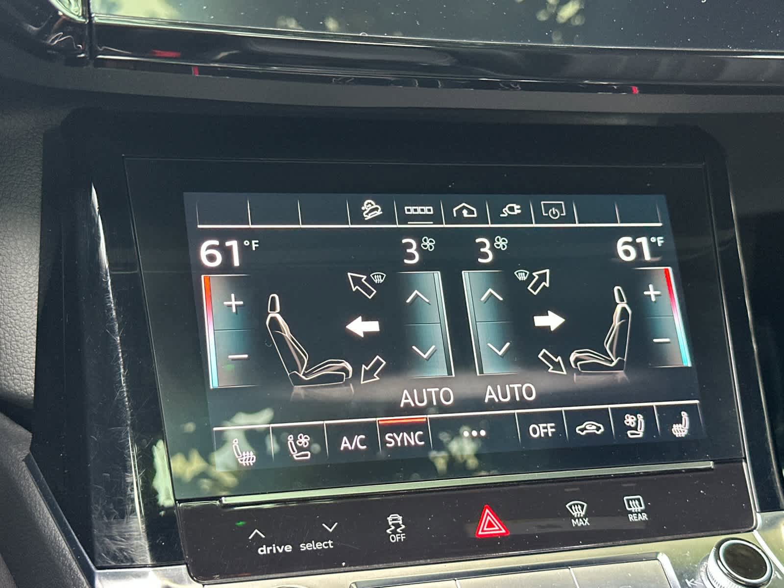 Used 2023 Audi e-tron Premium Plus w/ Premium Plus Package AWD/4WD image 19