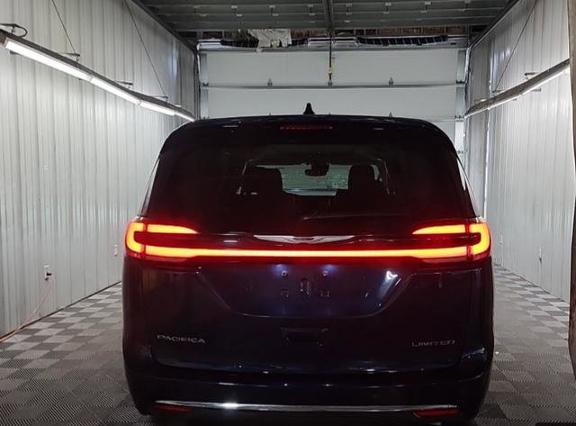 Used 2024 Chrysler Pacifica Limited FWD image 12