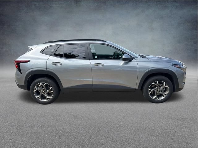 Used 2025 Chevrolet Trax LT w/ LT Convenience Package FWD image 11