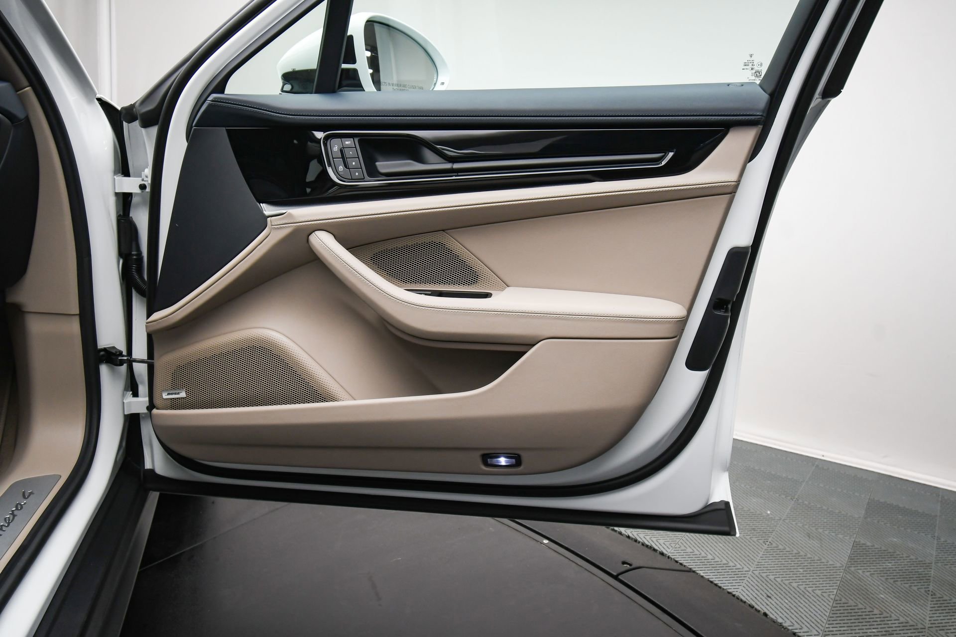 Used 2025 Porsche Panamera 4 image 46