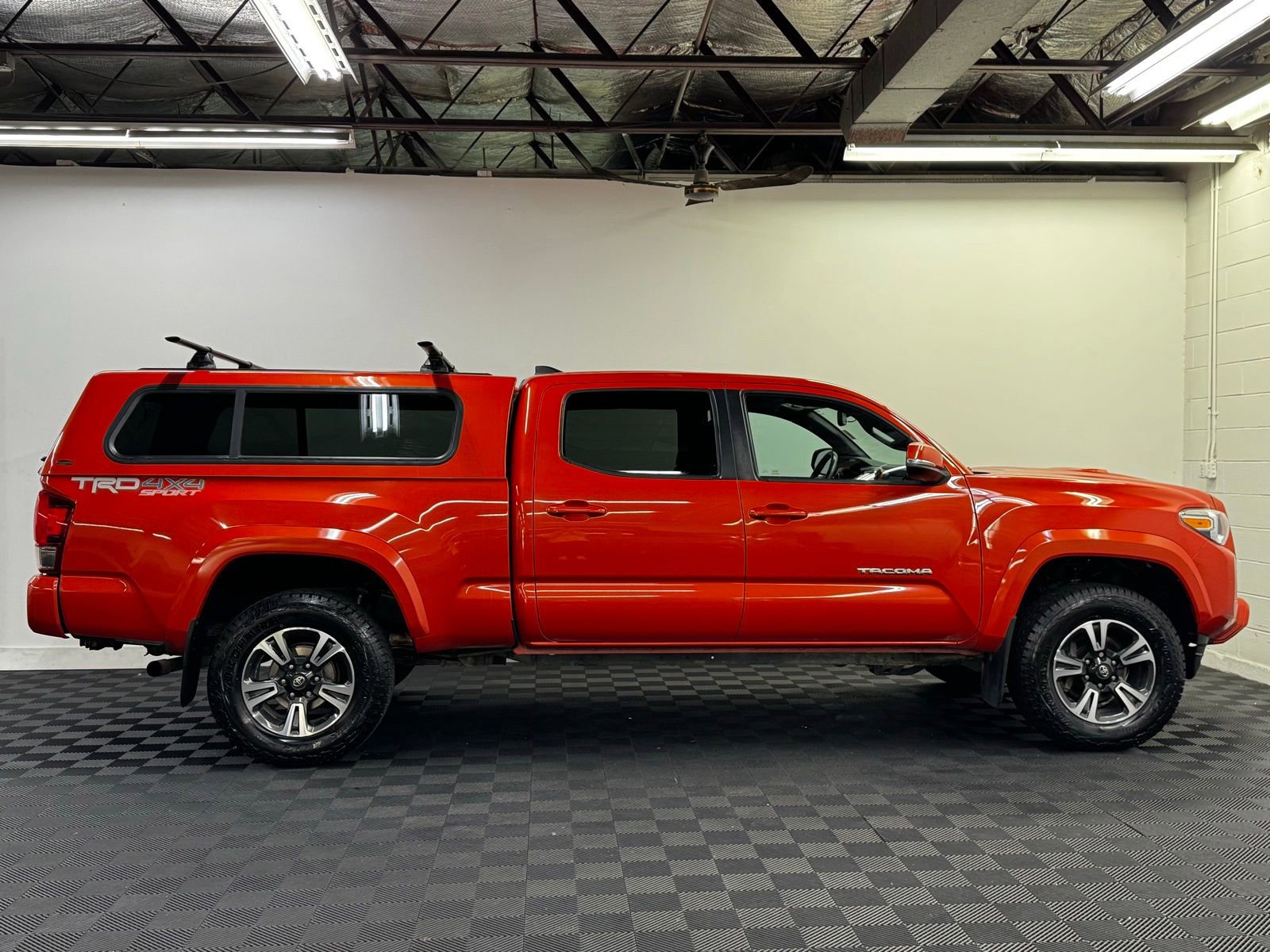 Used 2017 Toyota Tacoma TRD Sport AWD/4WD image 4