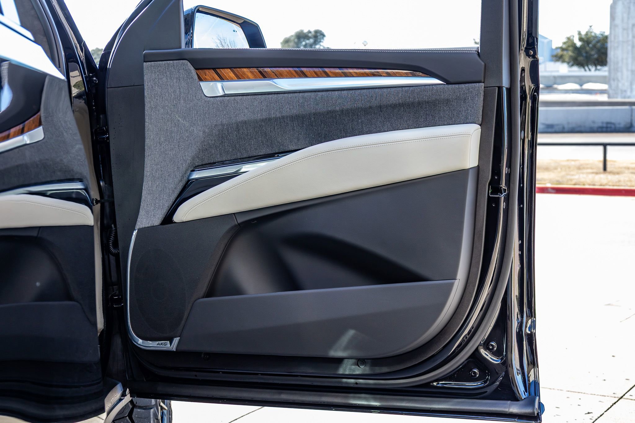 Used 2026 Cadillac Escalade ESV Platinum Sport w/ LPO, ONYX Package image 39