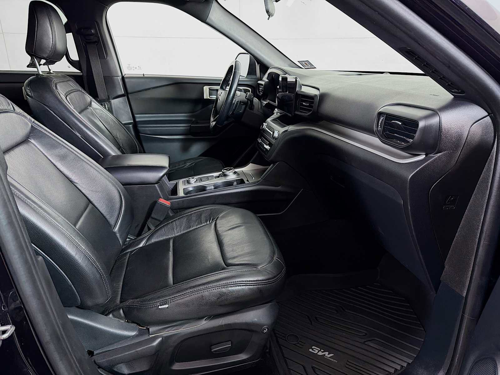 Used 2020 Ford Explorer XLT image 25