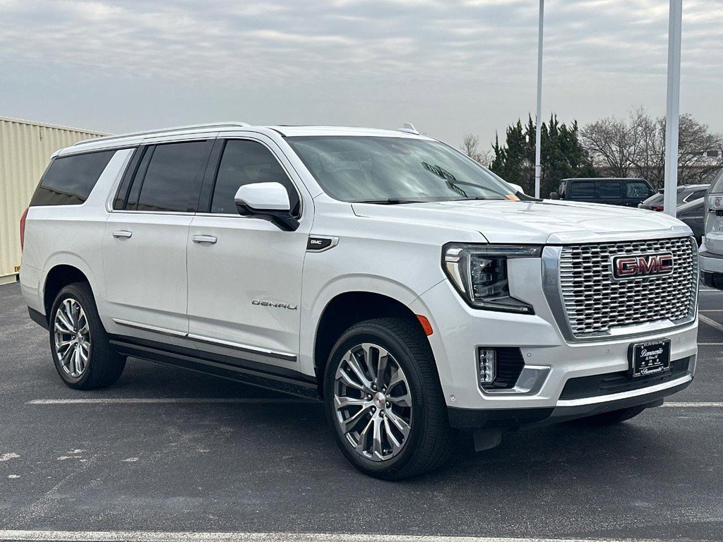 Used 2024 GMC Yukon XL Denali w/ Denali Reserve Package image 3