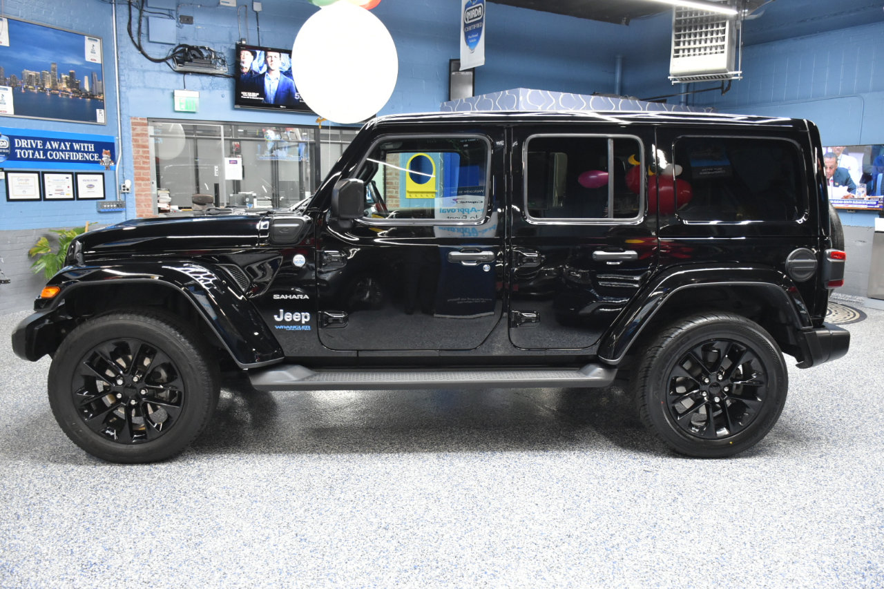 Used 2021 Jeep Wrangler Unlimited Sahara w/ Cold Weather Group image 11