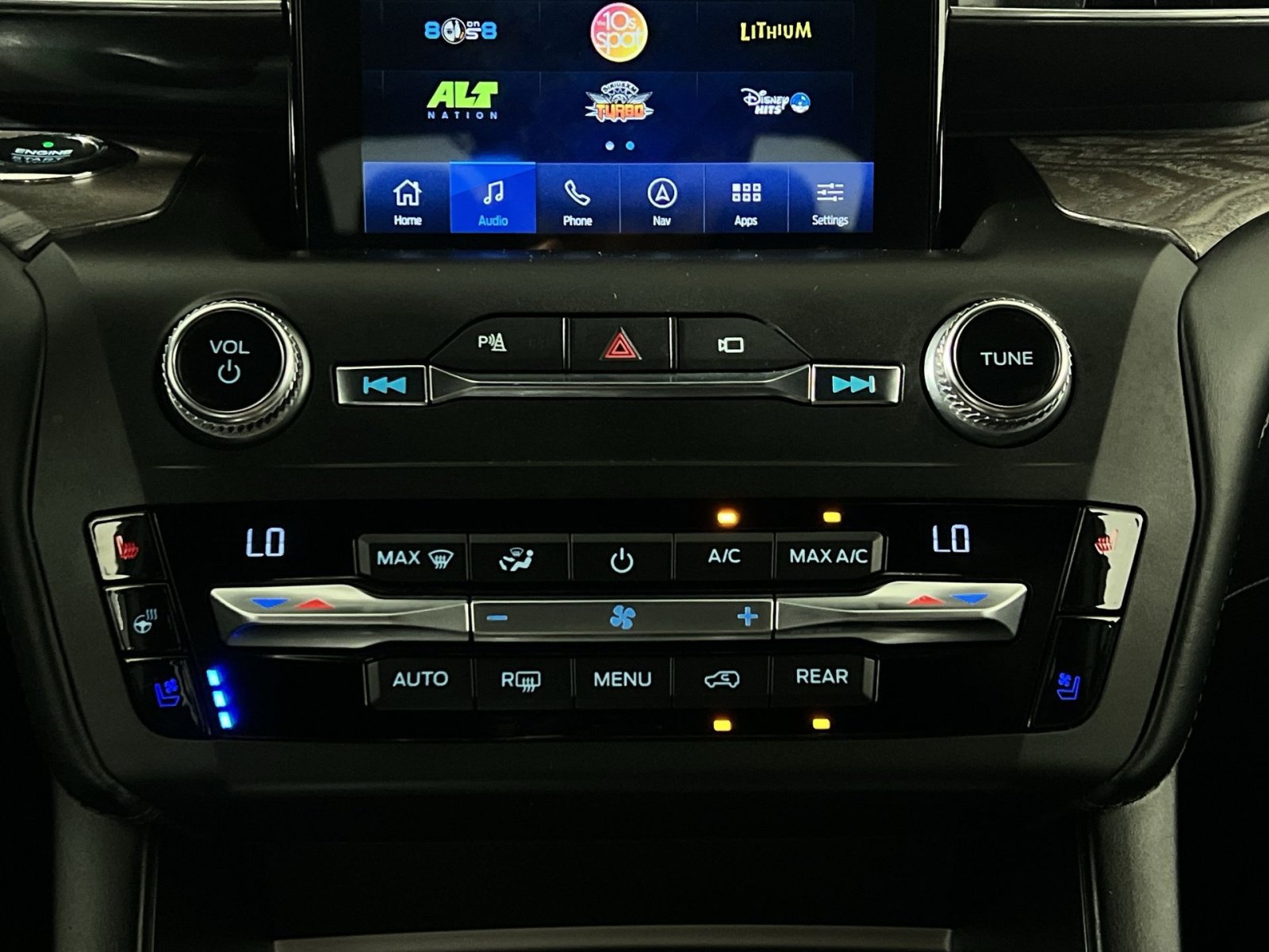 Used 2020 Ford Explorer Platinum w/ Premium Technology Package AWD/4WD image 21