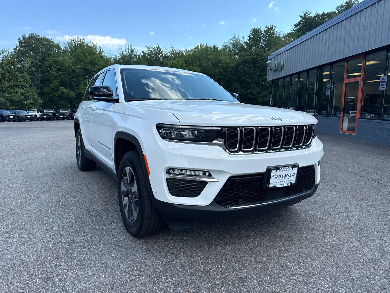 Used 2023 Jeep Grand Cherokee 4WD 4xe w/ Luxury Tech Group II image 2