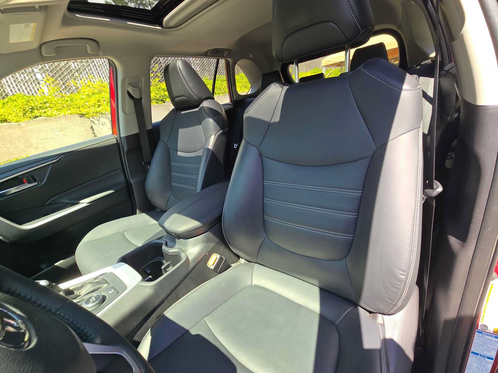 Used 2022 Toyota RAV4 XLE Premium AWD/4WD image 22