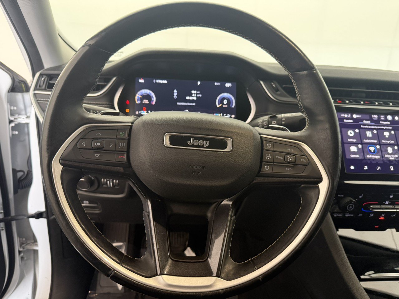 Used 2022 Jeep Grand Cherokee Laredo w/ Luxury Tech Group I AWD/4WD image 21