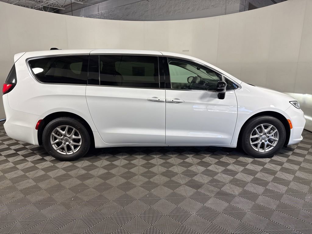 Used 2024 Chrysler Pacifica Touring-L FWD image 12