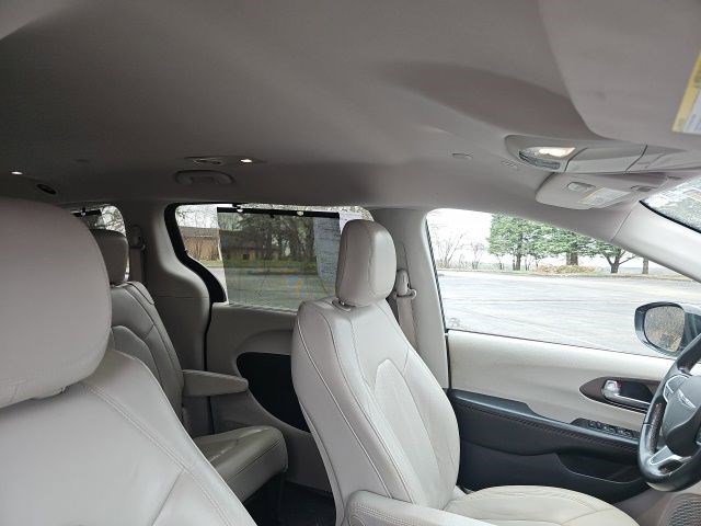 Used 2018 Chrysler Pacifica Touring-L image 13