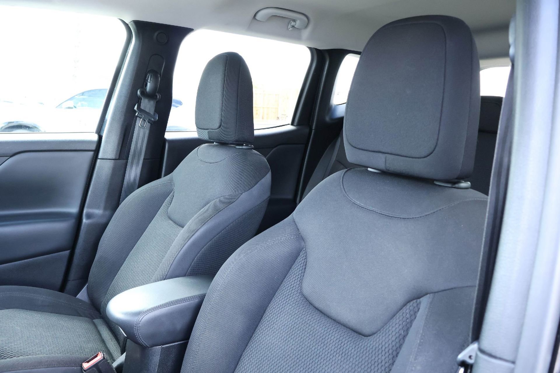 Used 2018 Jeep Renegade Altitude AWD/4WD image 11