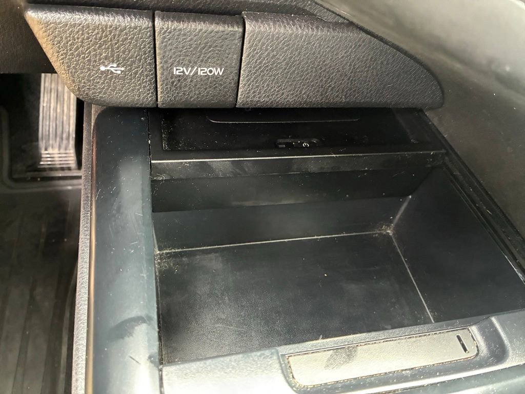 Used 2020 Toyota Camry SE w/ Sunroof Package image 31