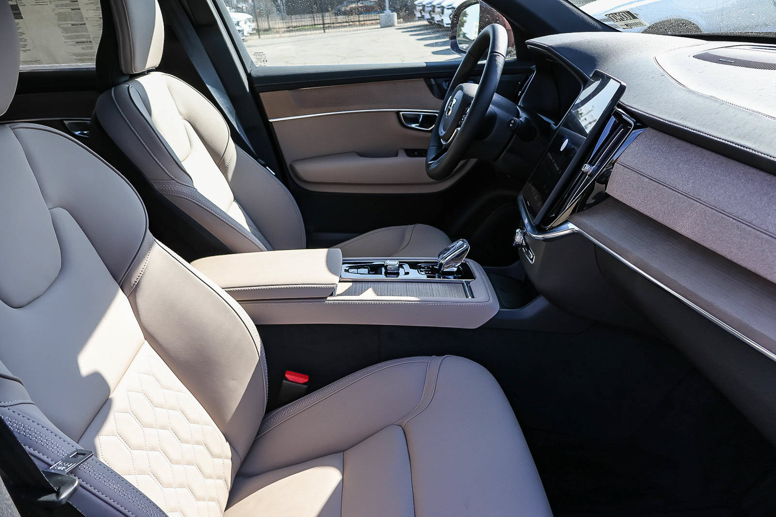 New 2026 Volvo XC90 B5 Plus w/ Protection Package Premier AWD/4WD image 12