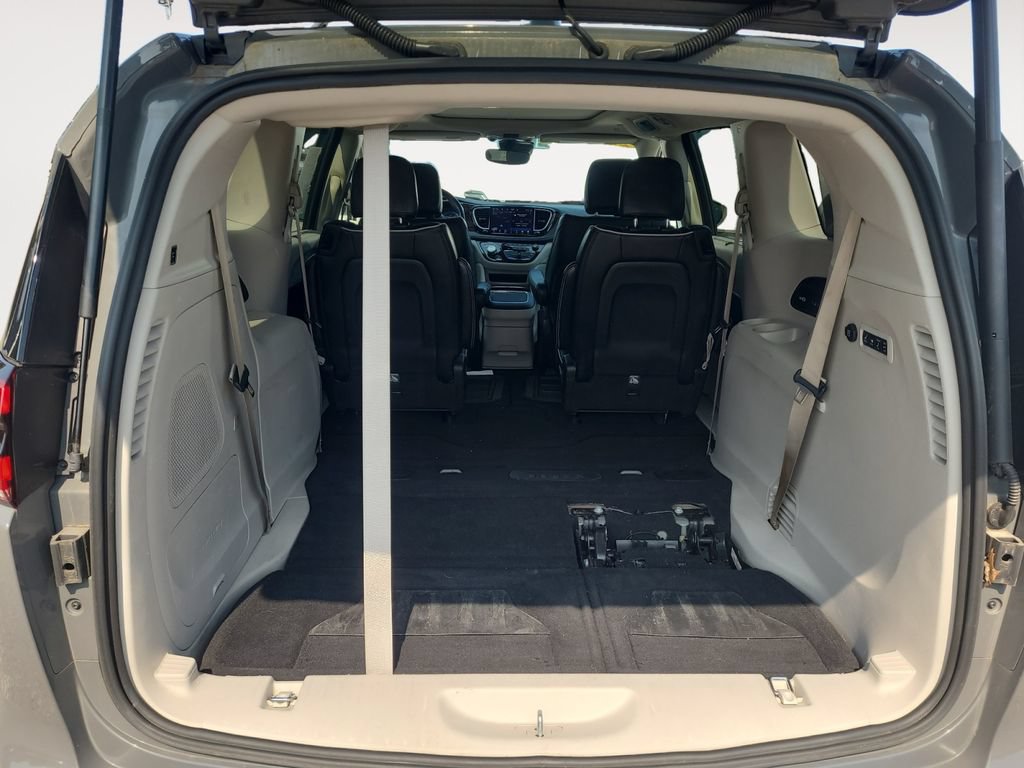 Used 2022 Chrysler Pacifica Limited FWD image 17
