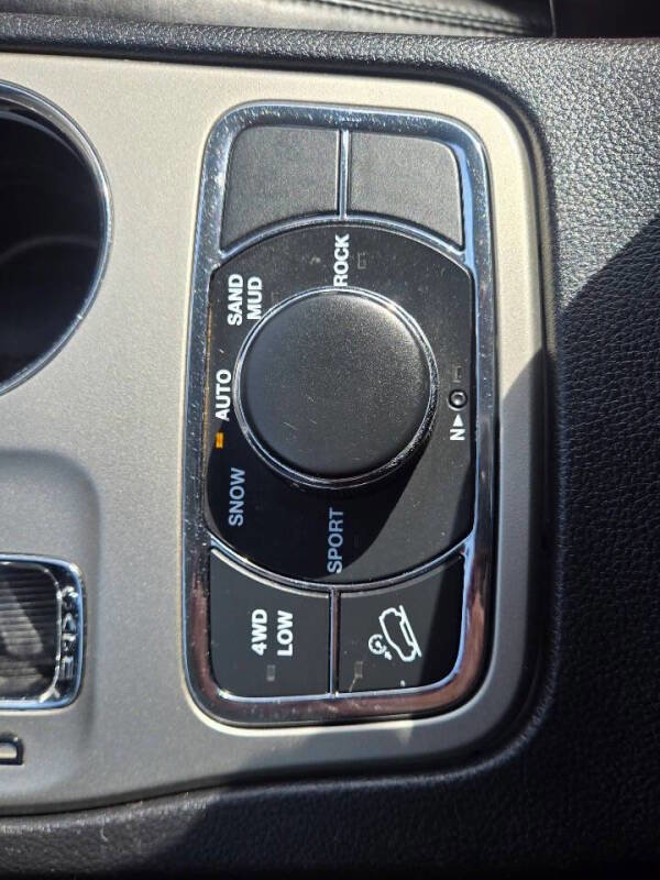 Used 2012 Jeep Grand Cherokee Laredo AWD/4WD image 23