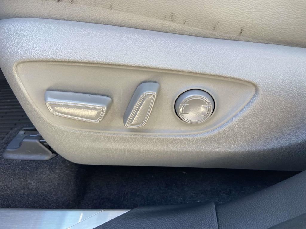 Used 2026 Toyota Highlander Limited image 16