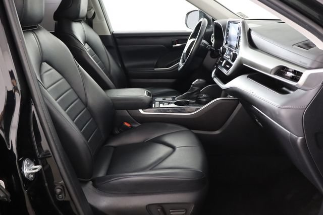 Used 2022 Toyota Highlander XLE FWD image 19
