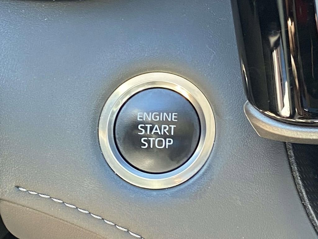 Used 2025 Toyota Highlander XLE image 29