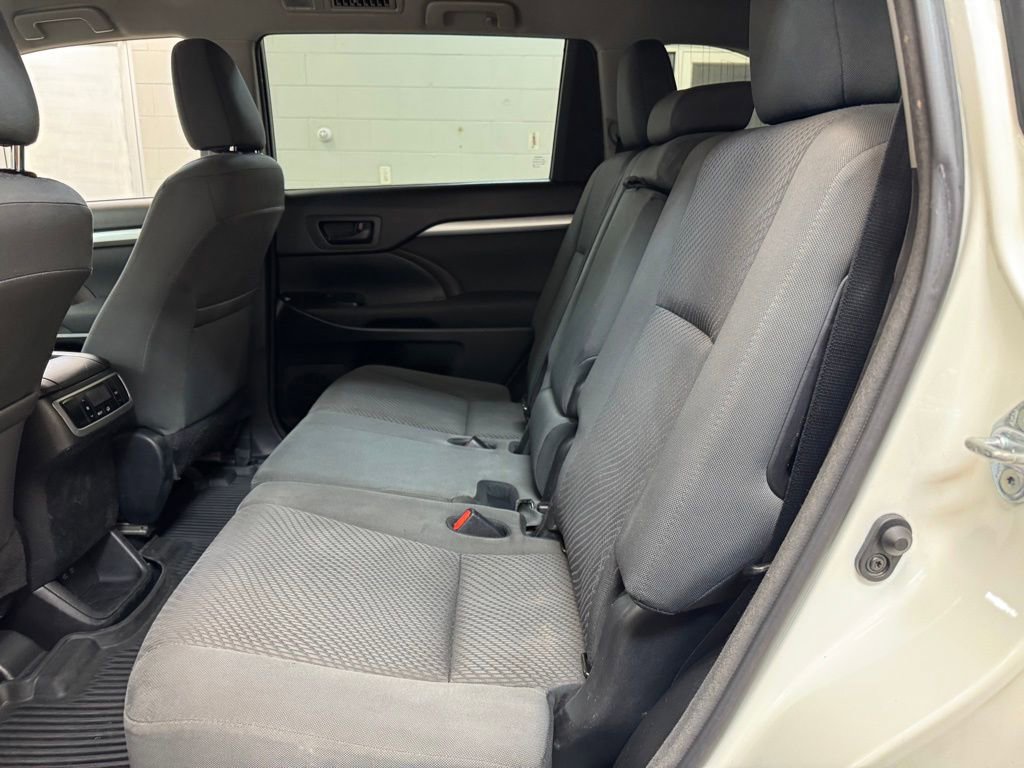 Used 2018 Toyota Highlander LE FWD image 15