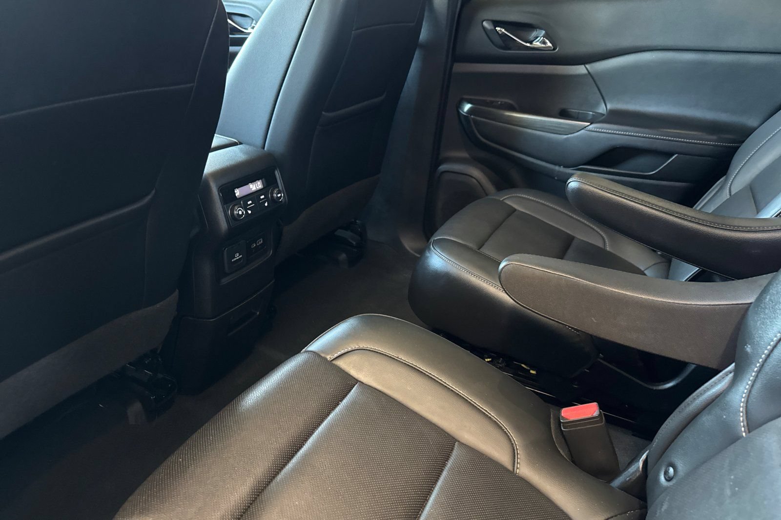 Used 2022 GMC Acadia SLT w/ Elevation Edition FWD image 12
