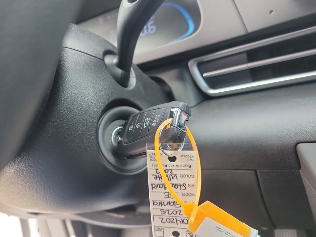 Certified 2025 Hyundai Elantra SE image 28