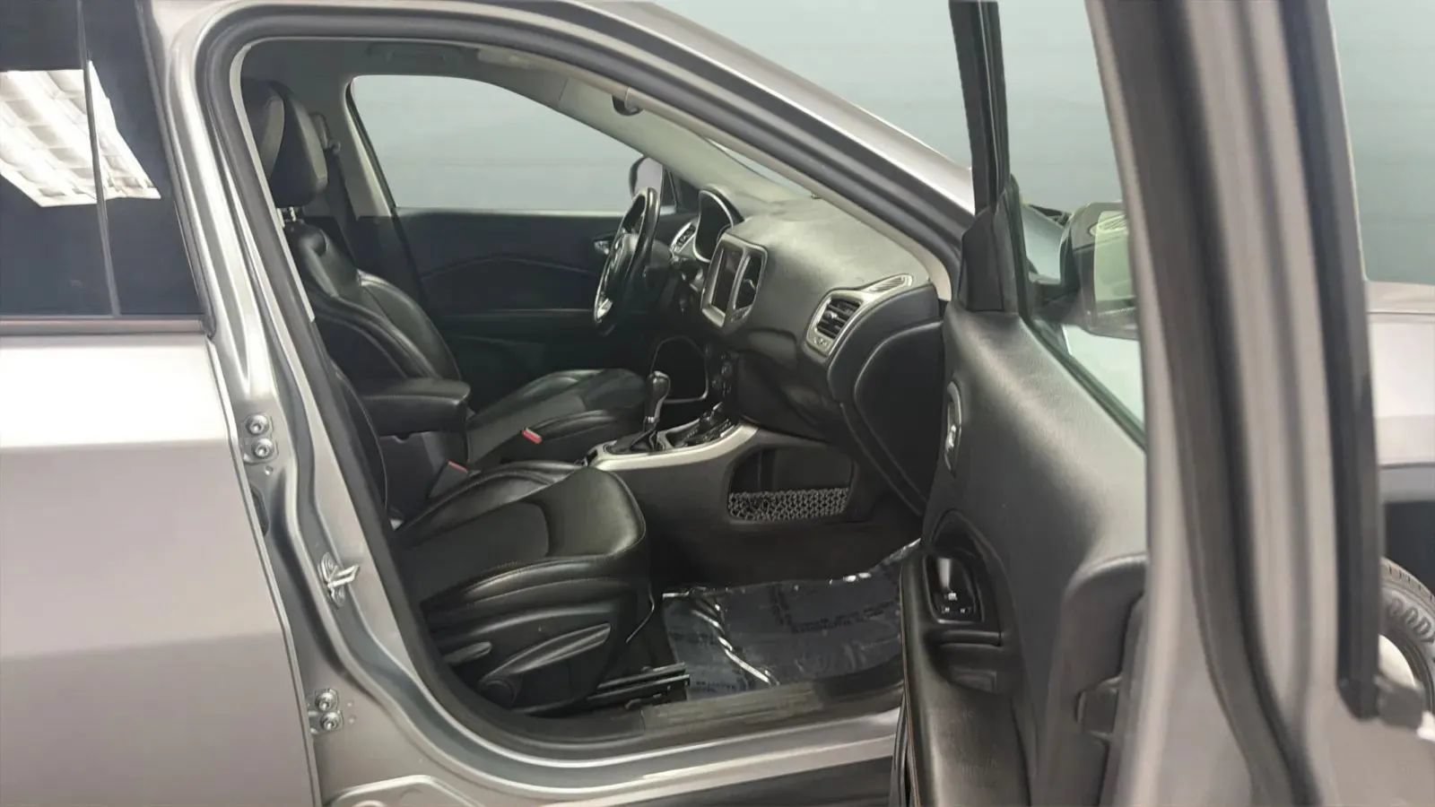 Used 2018 Jeep Compass Latitude w/ Popular Equipment Group AWD/4WD image 21