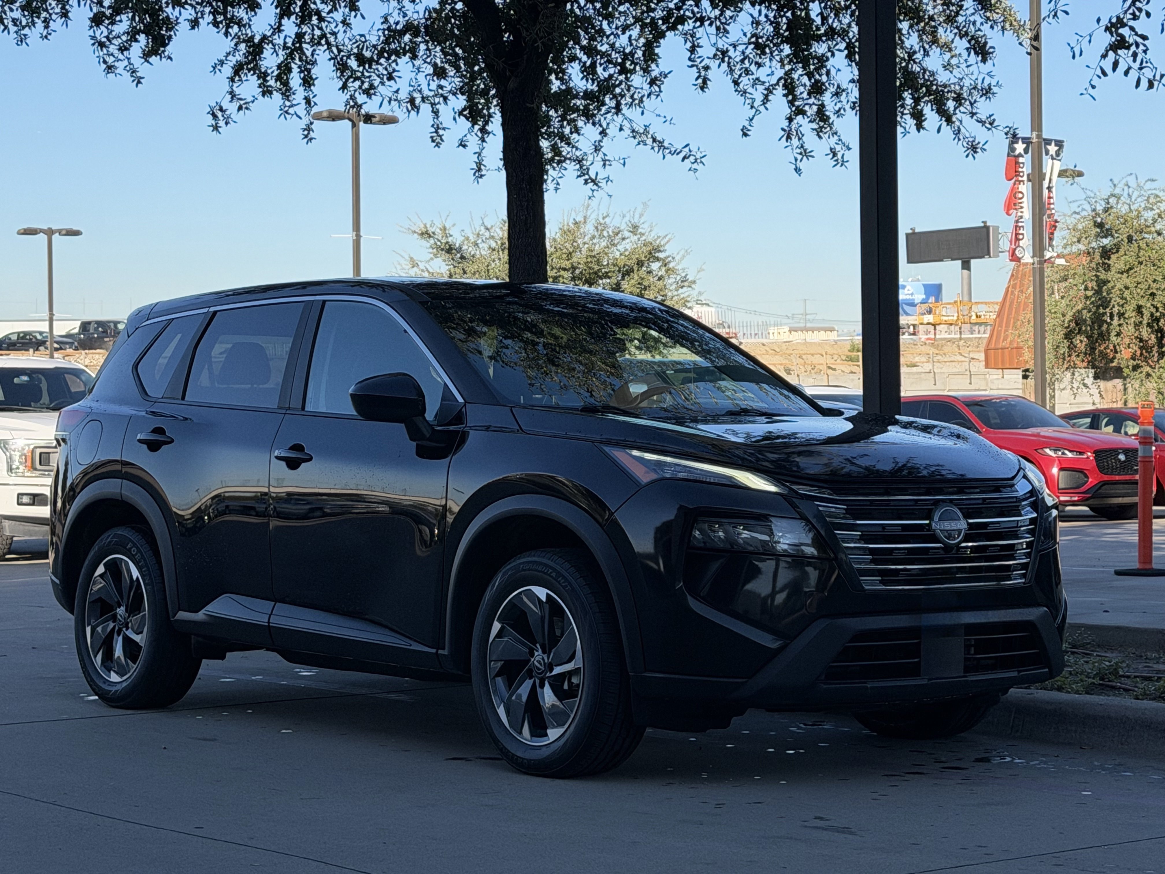 Used 2025 Nissan Rogue SV FWD image 2