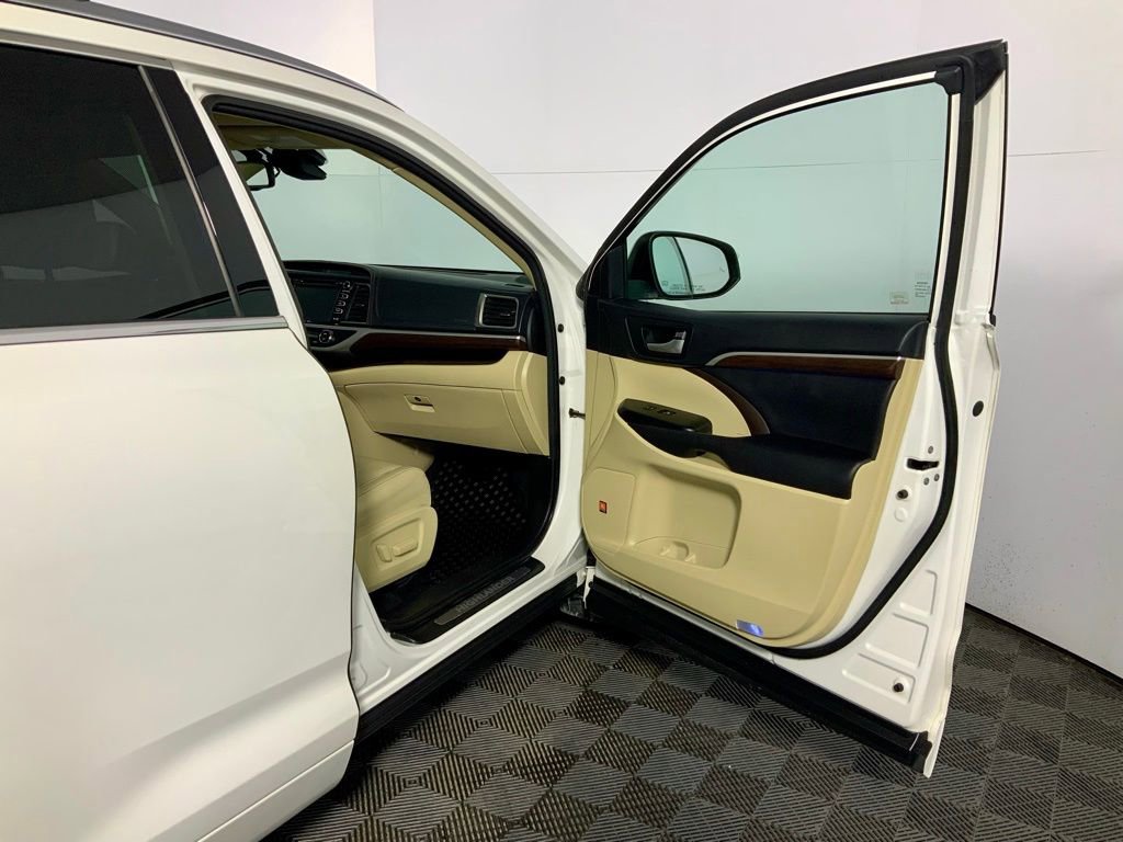 Used 2016 Toyota Highlander Limited Platinum image 32