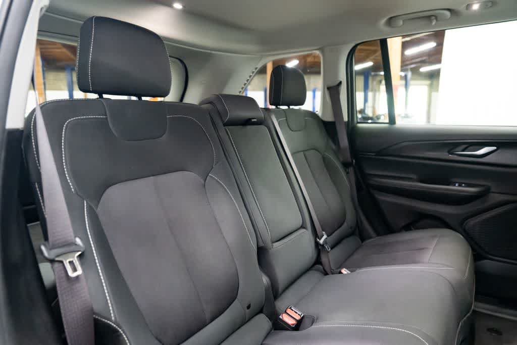 Used 2023 Jeep Grand Cherokee Laredo X AWD/4WD image 31