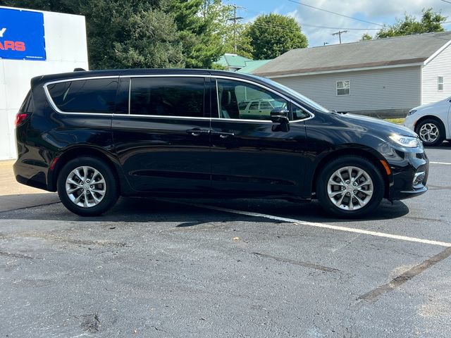 Used 2025 Chrysler Pacifica Select w/ Uconnect Theater Family Group AWD/4WD image 52